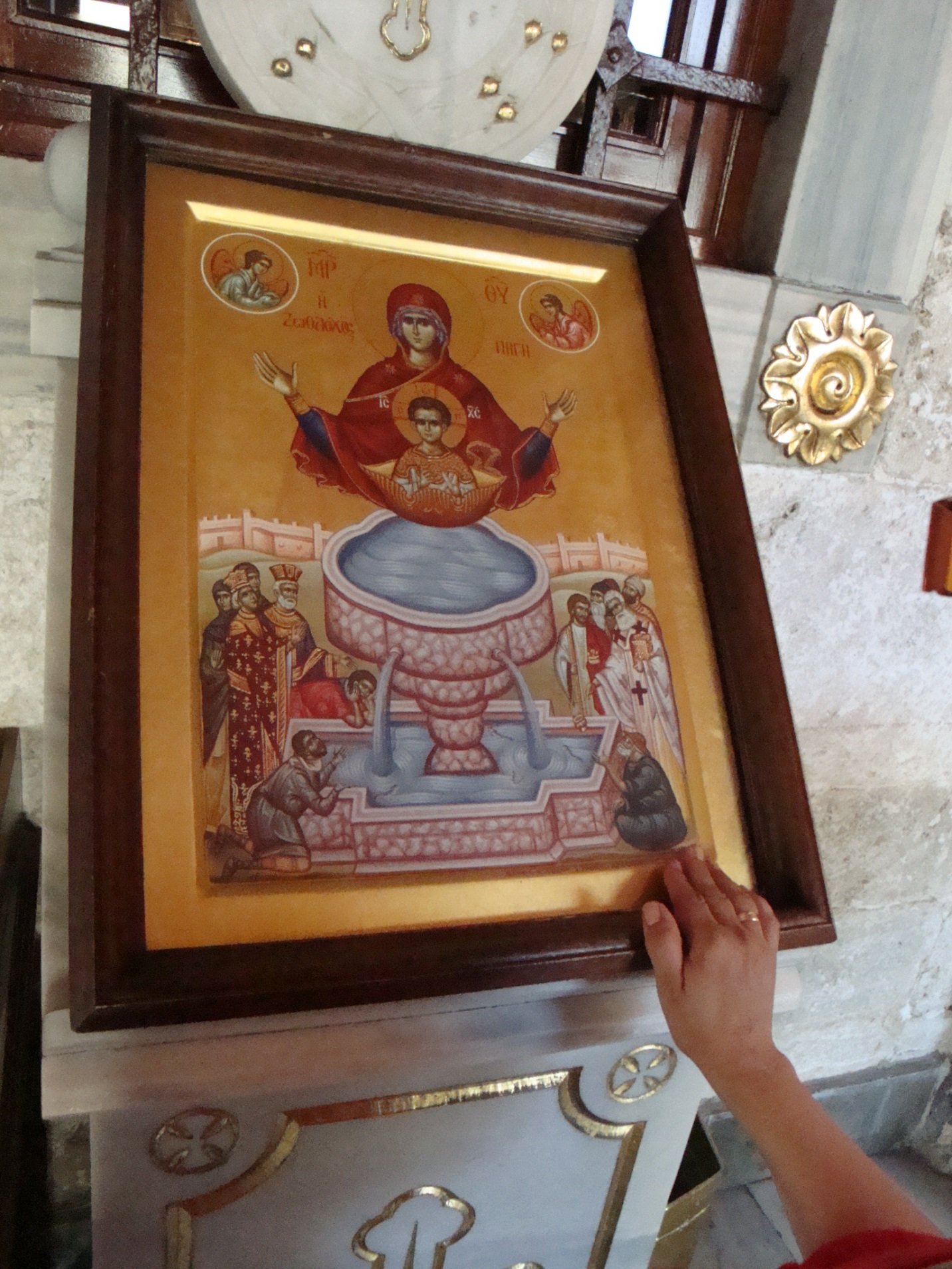 Това изображение е  основа за иконата,,Животоносен источник“, където Богородица е с младенеца във фиала(чаша). 
