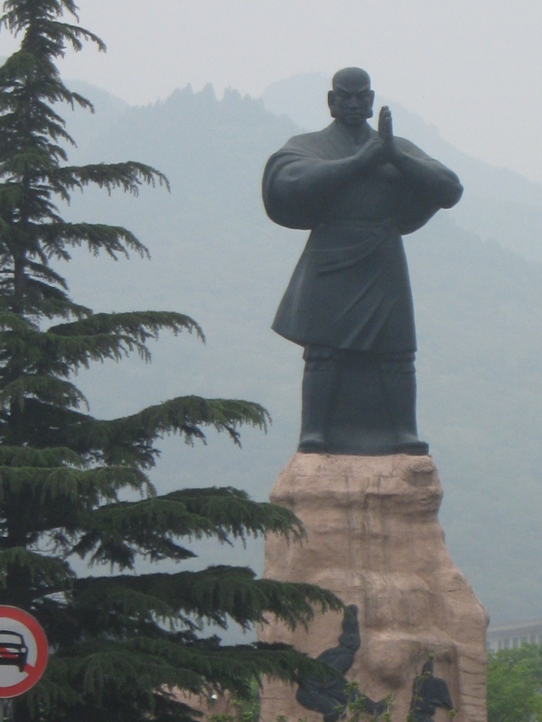 Китай, Огромна фигура на монах от манастира
