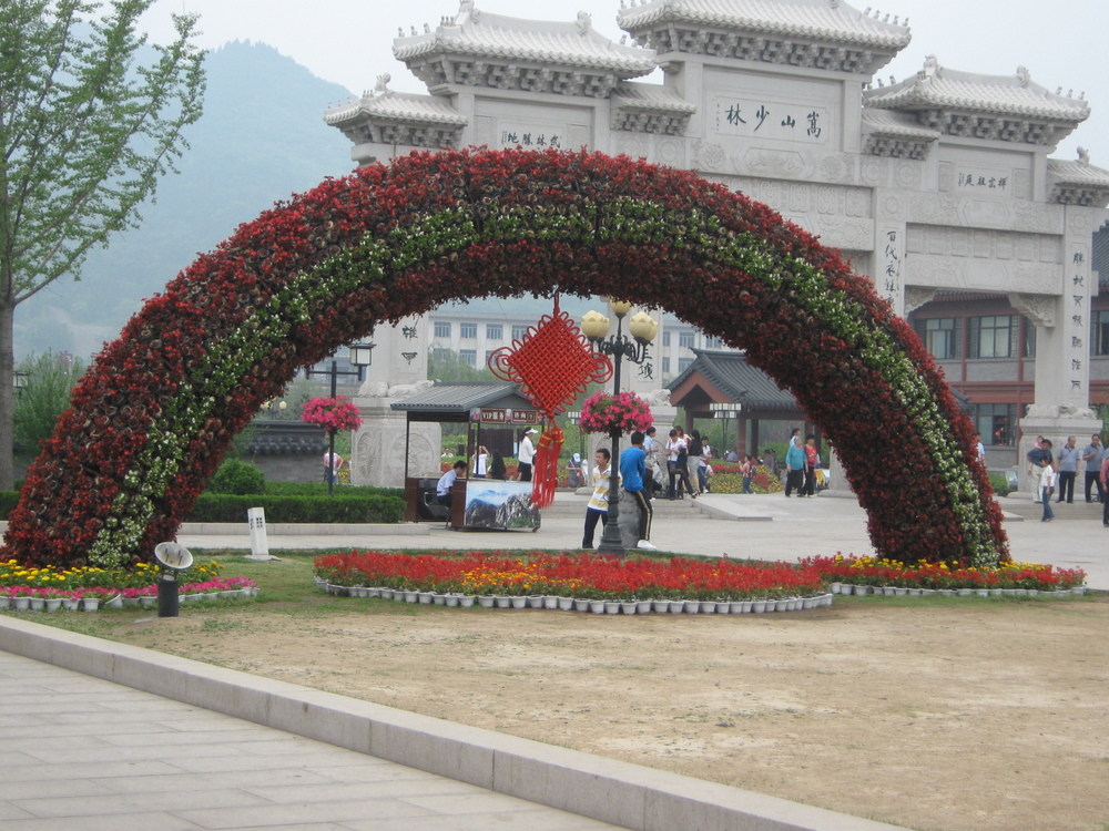 Китай, Арки от красиви цветя по алеята към храмовете
