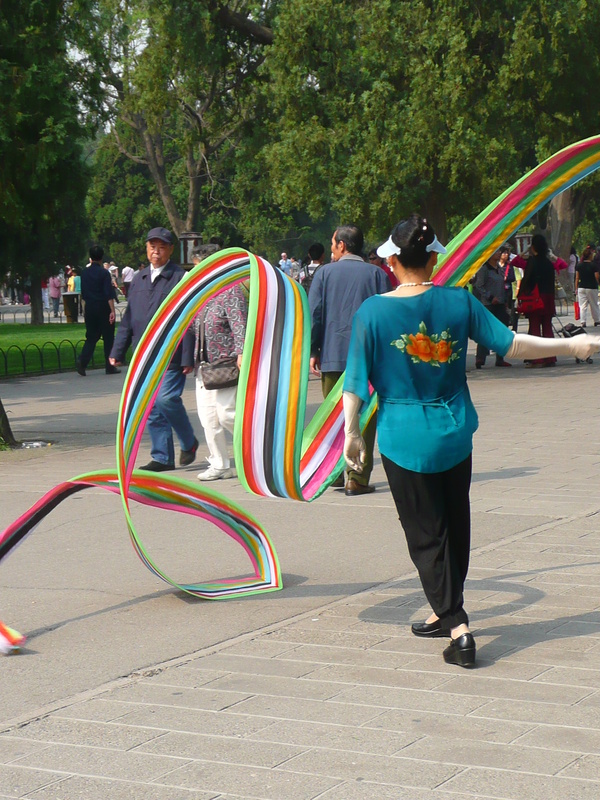 Китай, Играещи с разноцветни ленти
