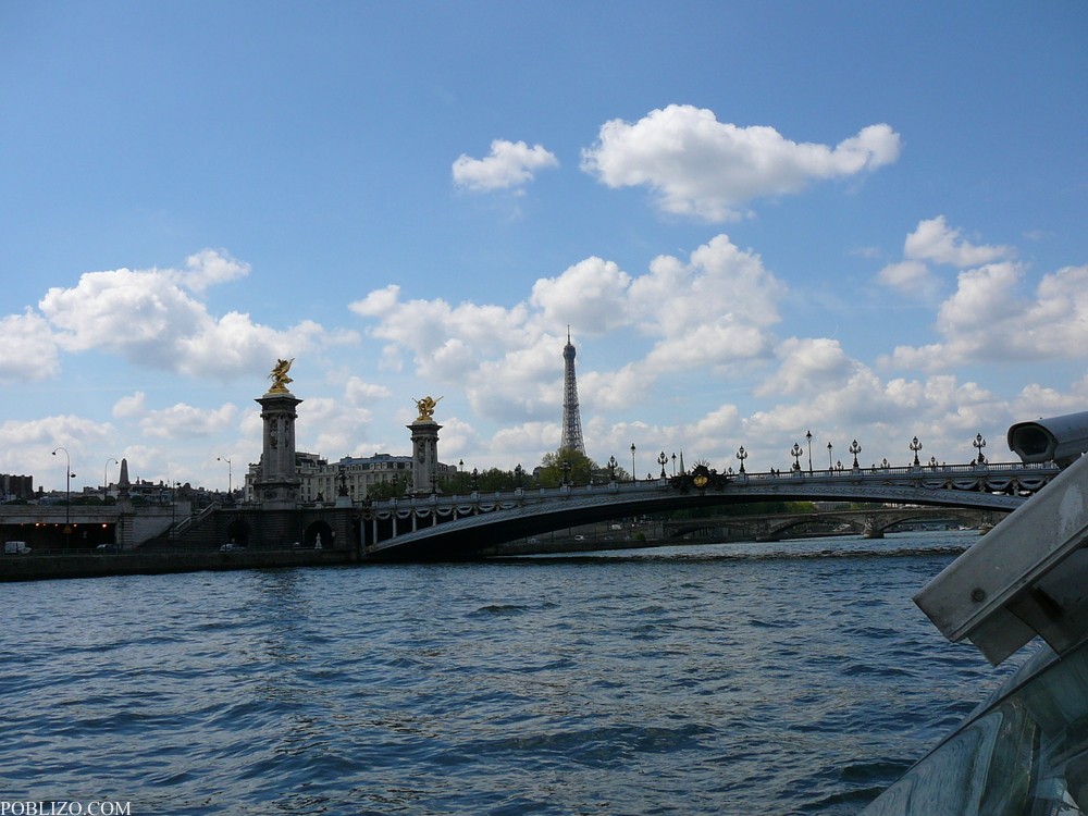 Изглед към моста на Александър III и Айфеловата кула от корабче в Сена
