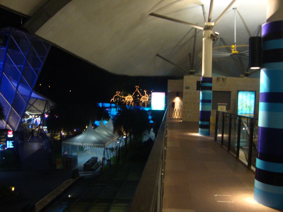 Сингапур, Перона на гарата на Сентоса експрес - Силосо бийч
