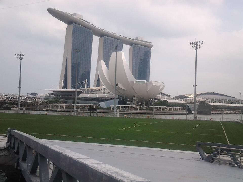 Сингапур, Футболният терен на плаващия стадион
