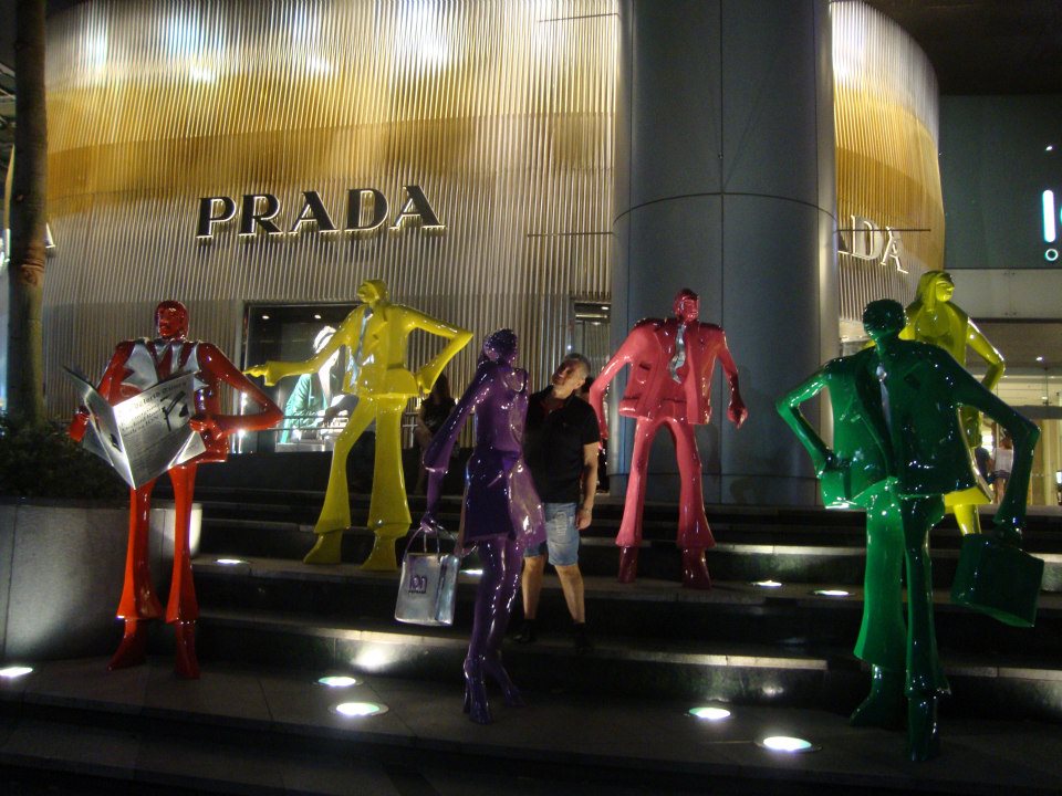 Сингапур, Изкуствени манекени пред магазина на Prada
