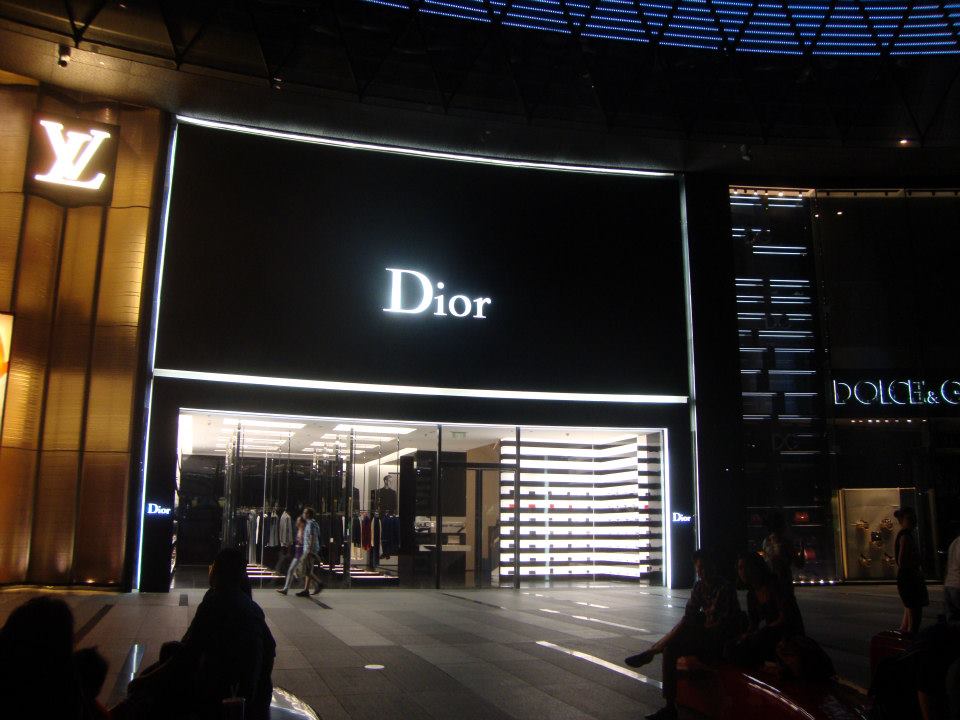 Сингапур, ION Orchard Mall – магазина на Dior
