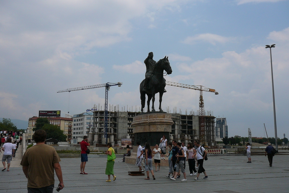 Македония, Скопие, Скулптура на централния площад
