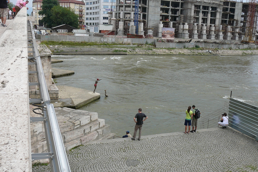 Македония, Скопие, Интересни статуи в подножието на Каменния мост
