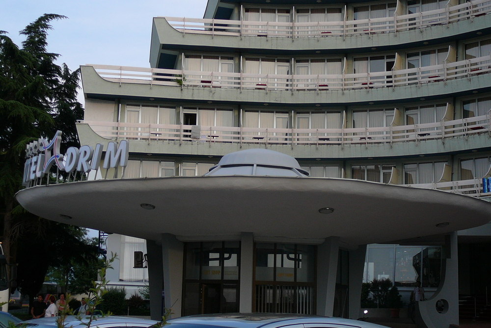 Македония, Струга, Входът на хотел, който прилича на летяща чиния
