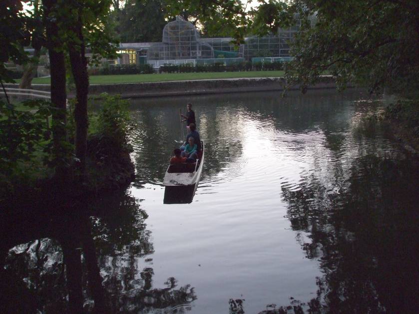 Англия, Оксфорд, Тук, също като в Кембридж, се карат плоскодънни лодки с прътове
