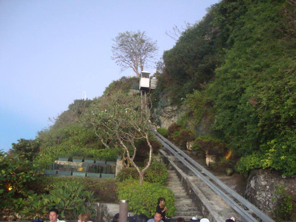 Бали, ескалаторът на рок бара
