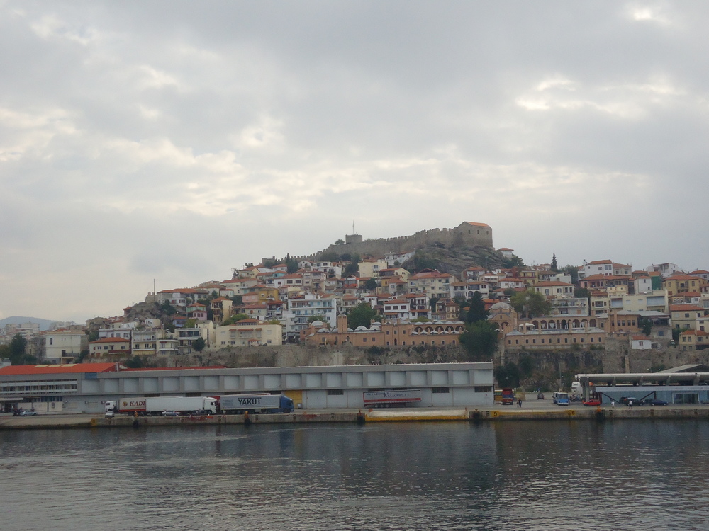 Последен поглед към крепостта и стария град Кавала
