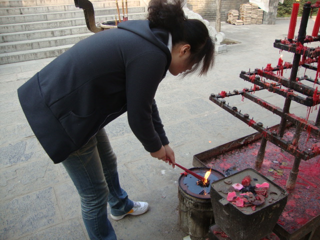 Китай, Сиан, Аманда пали свещи
