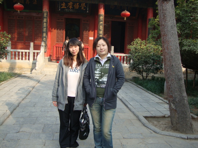 Китай, Сиан, Аманда (вдясно) с братовчедка си Ева
