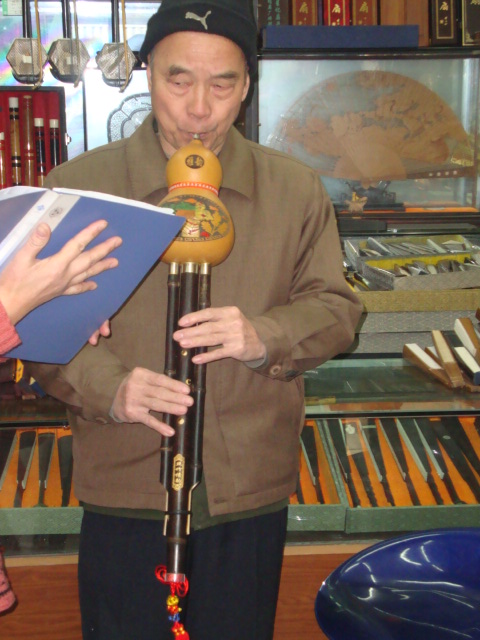 Китай, Сиан, Музикант свири на хурусъ
