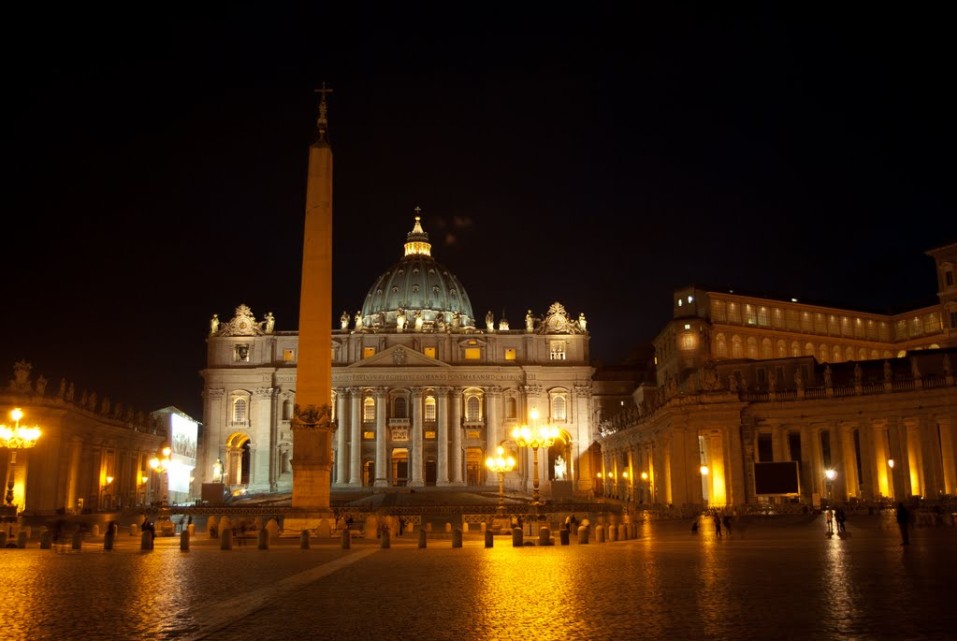 Италия, Рим, Свети Петър през нощта

