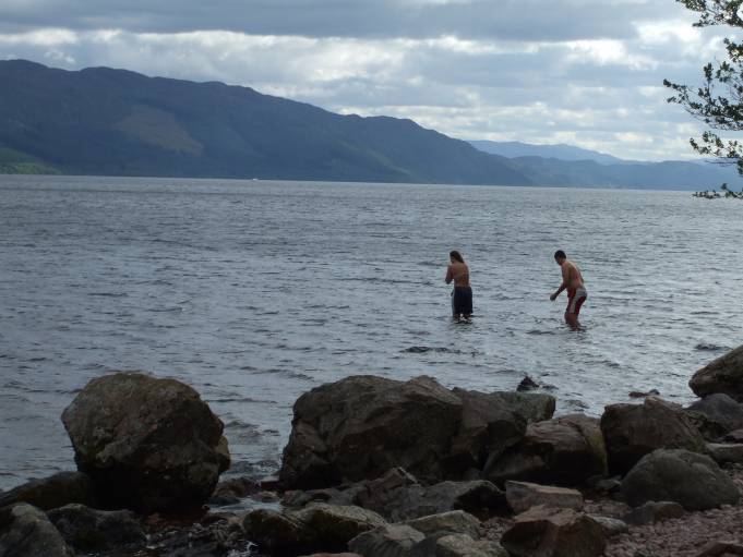 Шотландия, Тези двама младежи се опитаха да се изкъпят в Лох Нес, но бързо излязоха на брега. Явно им попречиха студената вода и каменистото дъно. А не страхът от митичното чудовище, живеещо в езерото.
