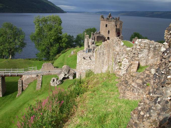 Шотландия, Oстанките на крепостта и замъка Уркварт
