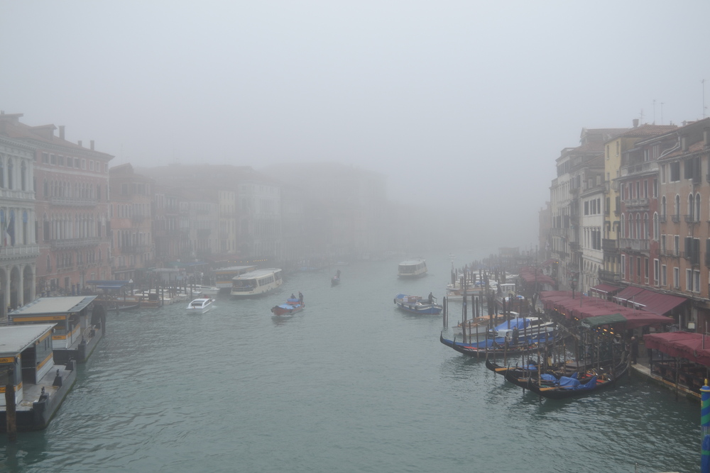 Венеция, изглед от моста Риалто рано сутринта
