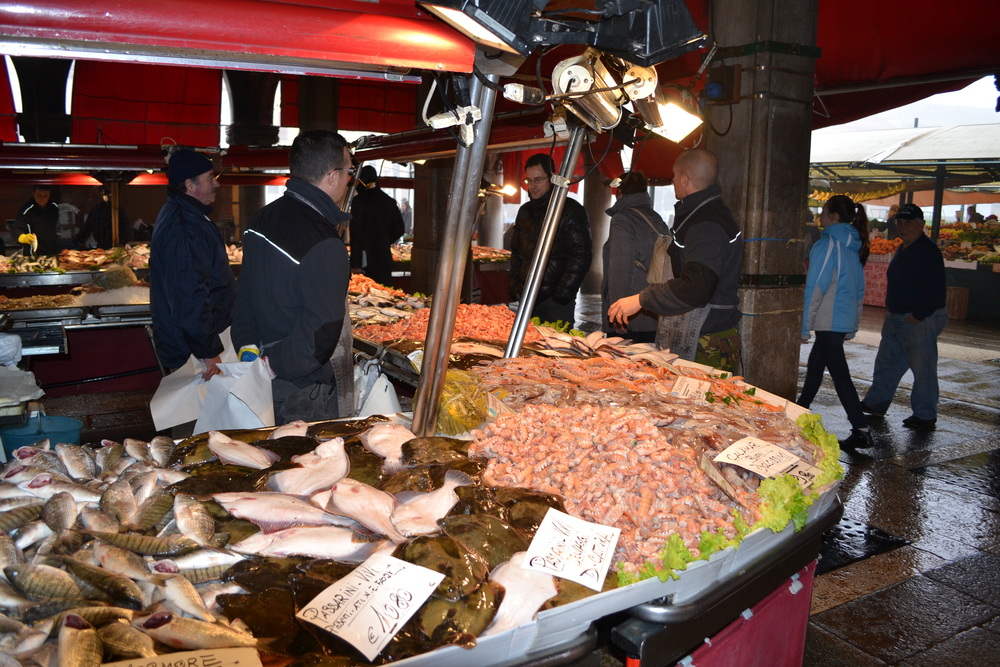 Венеция, рибен пазар до моста Риалто
