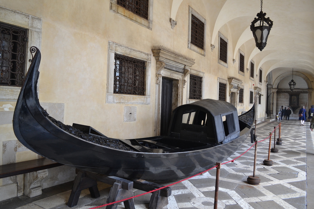Венеция, гондола в двора на двореца на доджите
