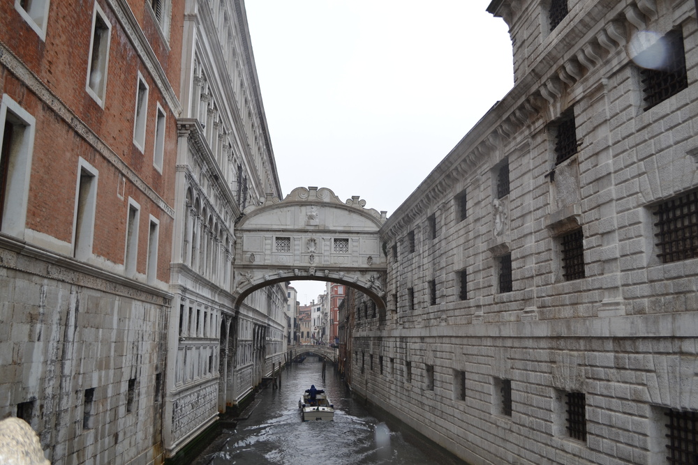 Венеция, Двореца на доджите, Мостът на въздишките
