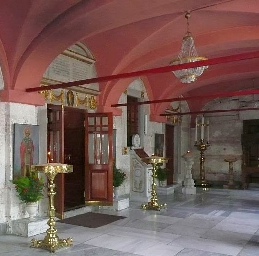 Иконата е вдясно от входа към храма в притвора (предверието,екзонартекс).
