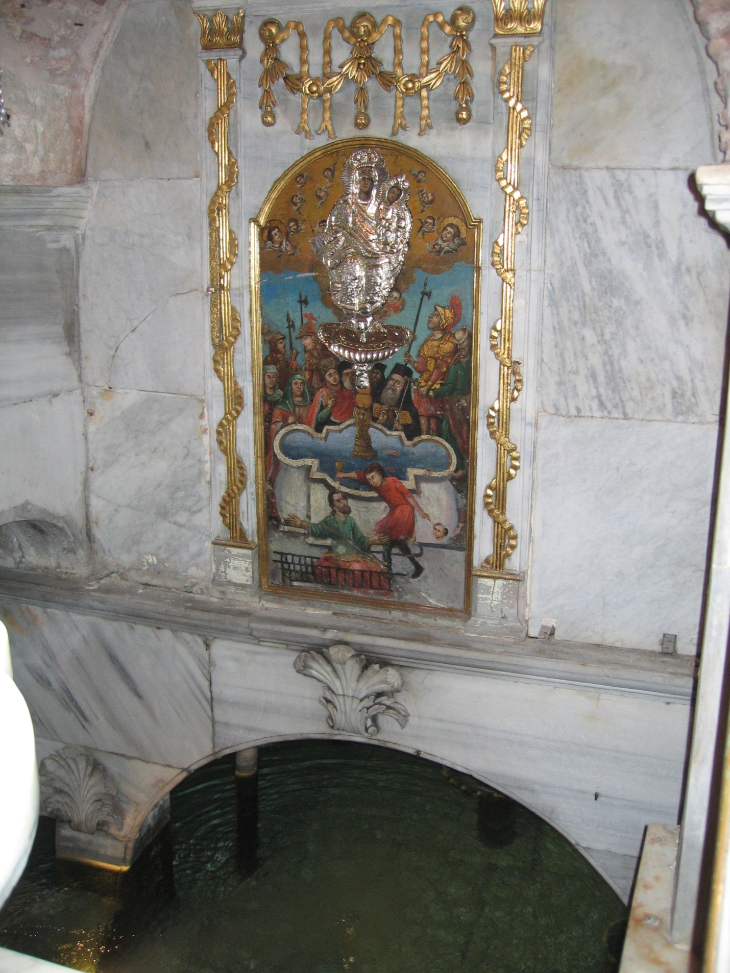 Истанбул, Рибният манастир Баликли. Иконата Живоносен източник е над водоема. 

