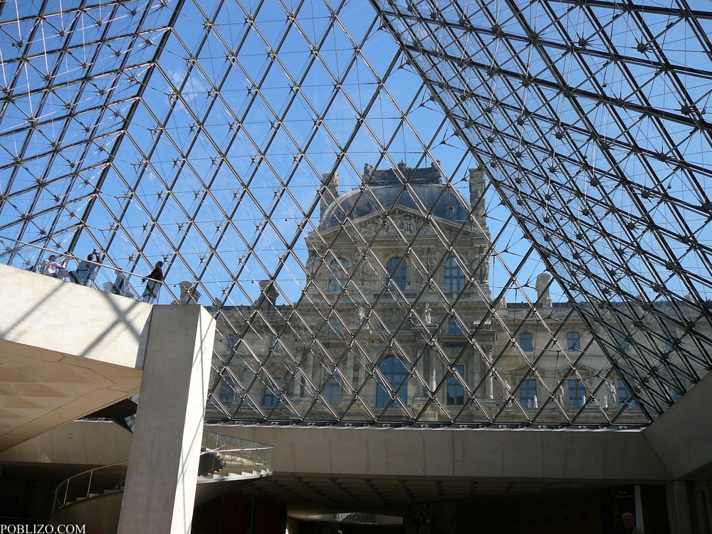 Изглед от вътрешността на пирамидата към крилото Ришельо на Лувъра
