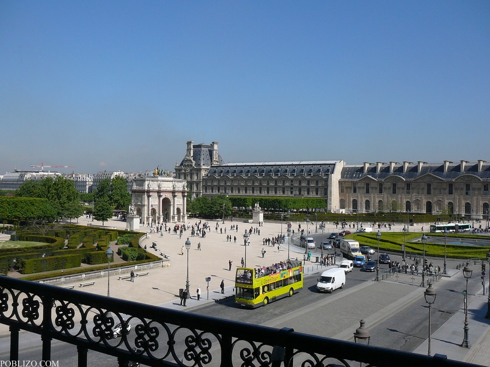 Изглед от балкона на галерия Денон към двора на Лувъра
