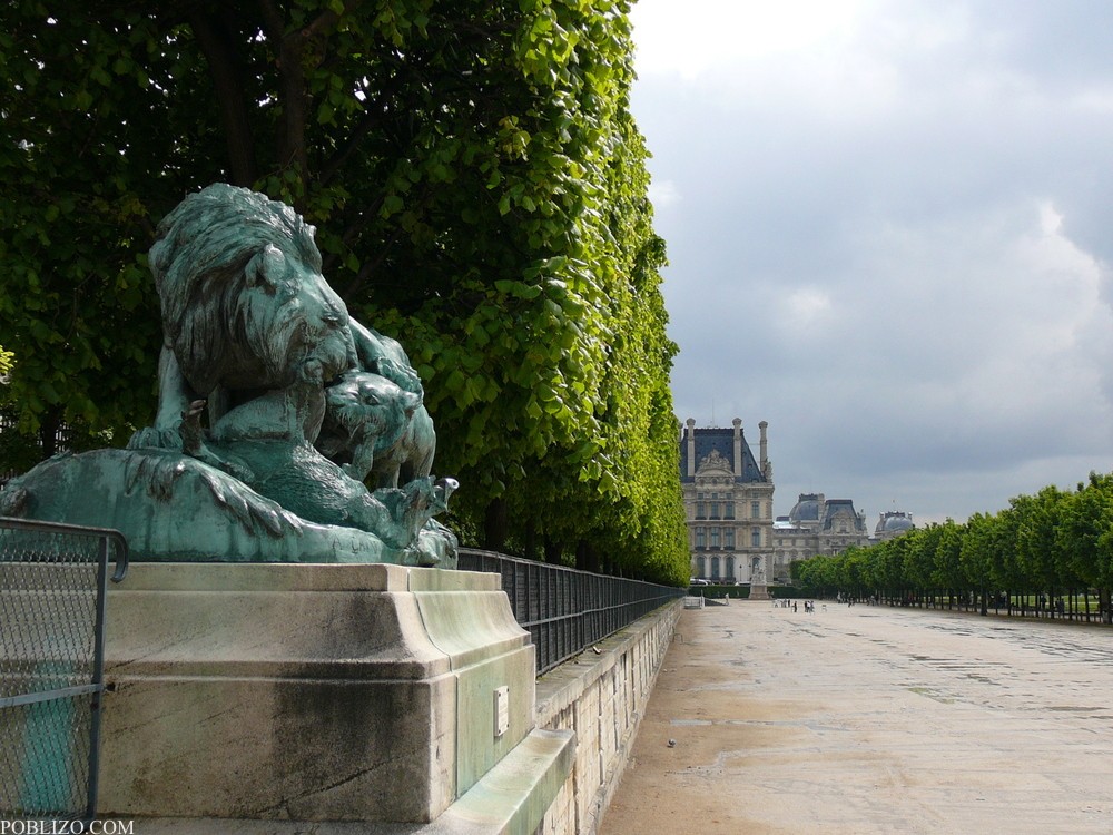 Париж, В Тюйлери, в далечината Лувър
