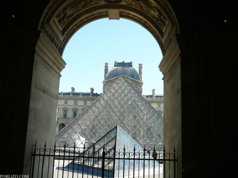 Париж, Лувъра - поглед през пирамидите
