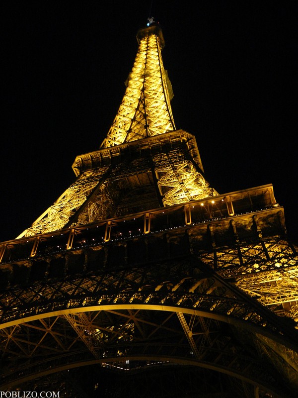Париж, Айфеловата кула през нощта
