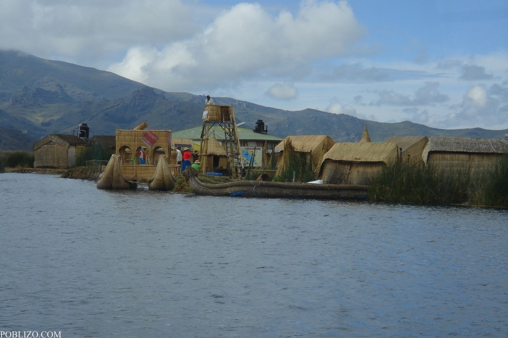 Перу, Плаващ остров на народа Уро в Титикака 

