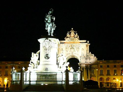 Статуята на Хосе I и Триумфалната арка нощем