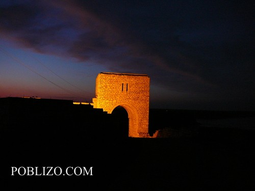 Осветената порта на крепостта