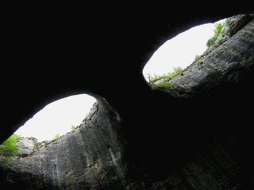 Очите на Проходна пещера