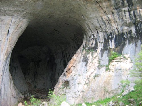 Входът на Проходна пещера