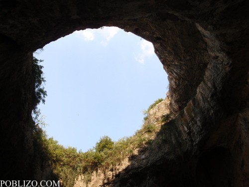 Едно от очите на пещерата