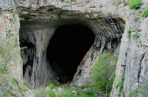 Един от най-високите пещерни входове у нас,изваян от природата