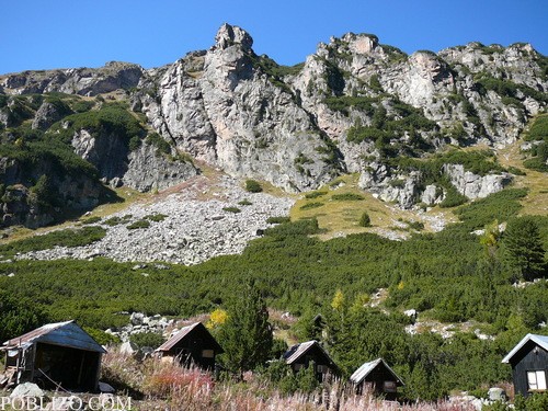 Бунгалата на хижата и скалите отсреща-любимо място за катерене на алпинисти