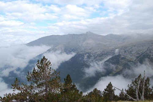 Ридът на Монаха над Маврологос. В центъра вр.Калугерос–2701 м.