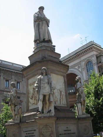 Паметникът на Леонардо срещу Ла Скала