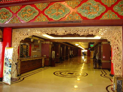 Този коридор води към ресторанти, театър и магазин за сувенири