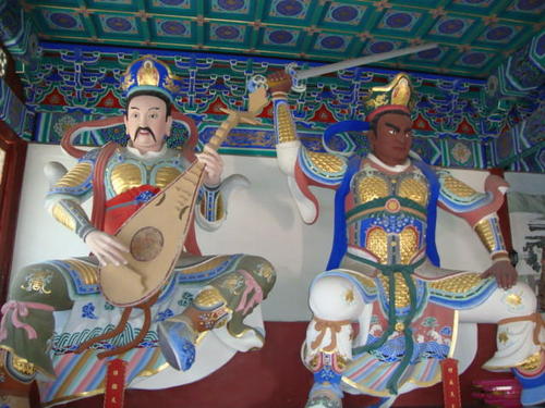Скулптурни изображения в храма