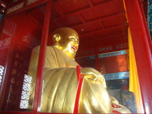 Златен, смеещ се Буда