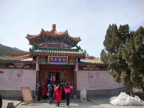 Портата за двора на Музея на будистката култура
