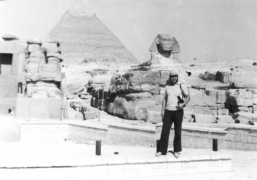 Пред Сфинкса и пирамидата на Хеопс