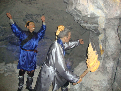 Скулптурни фигури на двама миньори, които откриват златна жила