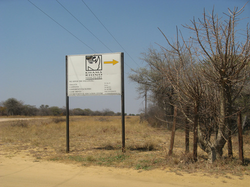 Отбивката за резервата за бели носорози „Кама Райно” на 25 км от Серове, Централна Ботсвана