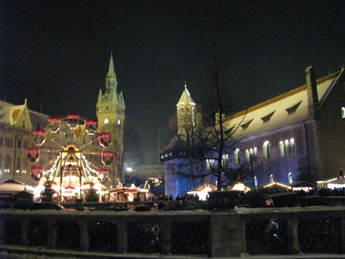 Замъкът и катедралата блестят, окъпани в коледни светлини